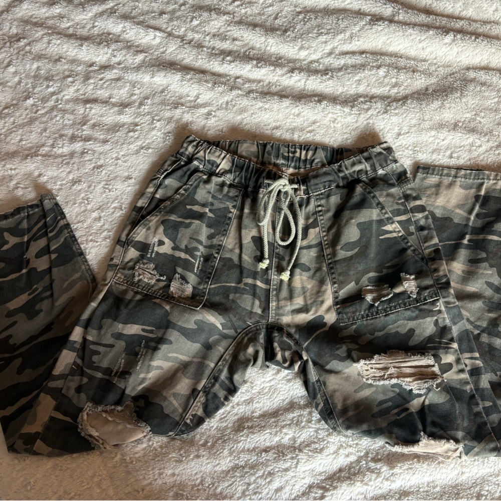 Camouflage distressed pants